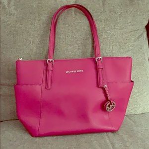 Michael Kors Jet Set Top ZIP Tote Purse (pink)